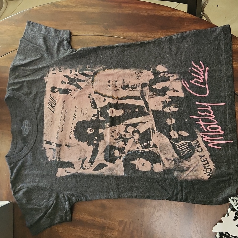Motley Crue vintage tshirt medium